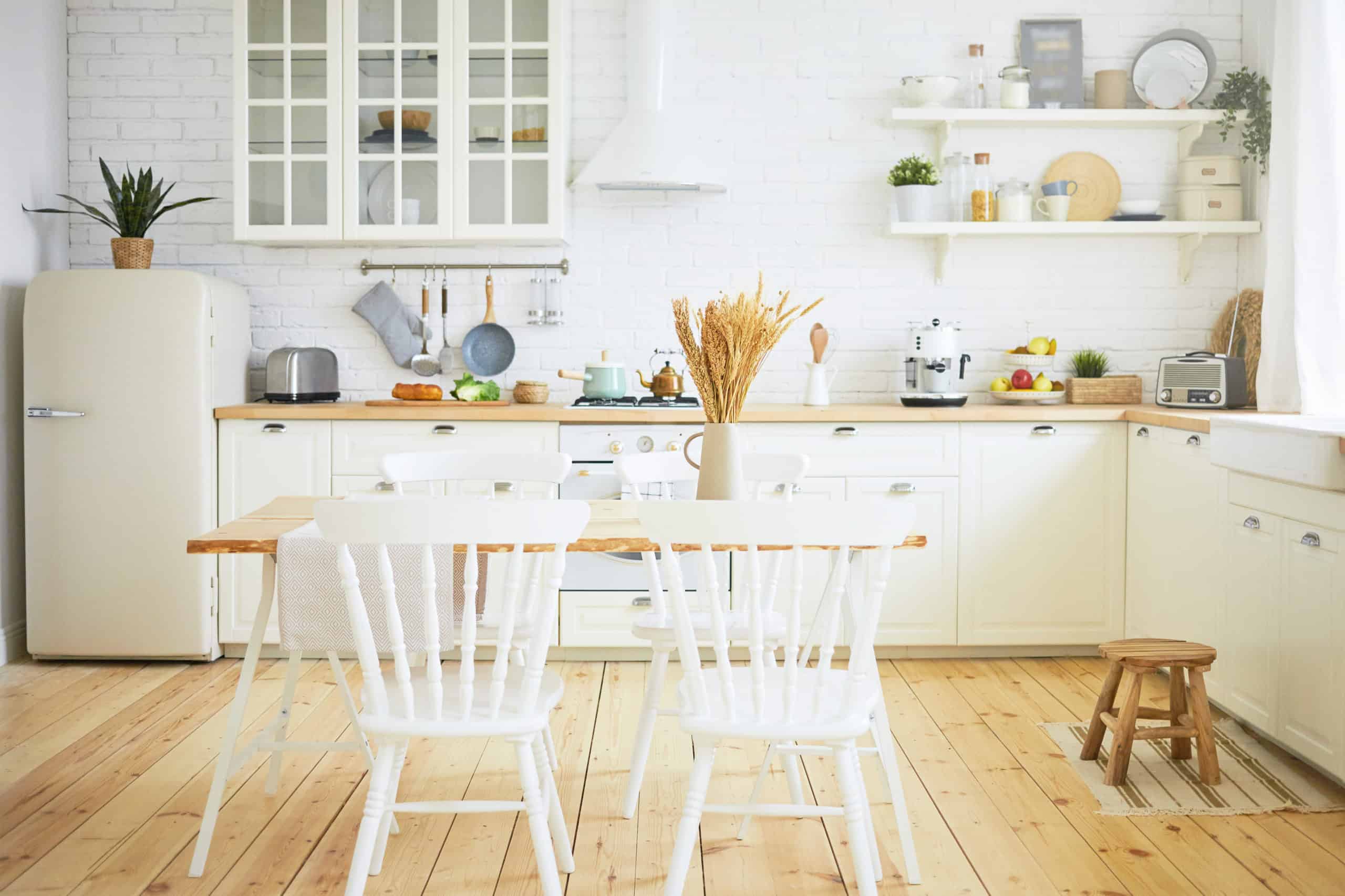 במטבחים קטנים מעוצבים, אם יש לכם דלתות או קירות תוחמים בין חללי הבית סמוך למטבח, למה שלא תעשו אותם מזכוכית?